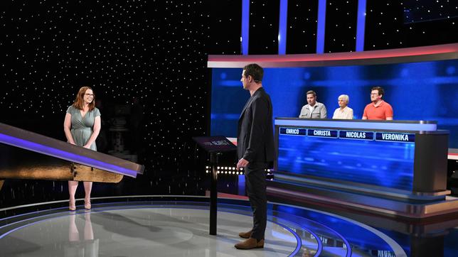 Bild: ARD/Uwe Ernst Moderator Alexander Bommes mit den Kandidat:innen: Veronika Stöckl, Enrico Krause, Christa Schlang und Nicolas Kau.