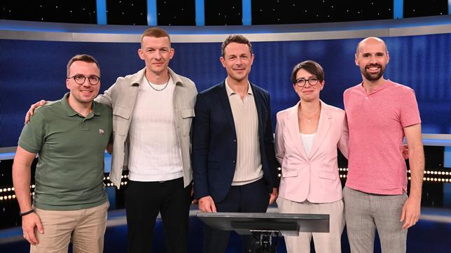 Moderator Alexander Bommes mit den Kandidat:innen: WDR-2-Hörer Christopher Czimek, WDR-2-Moderator Tobias Altehenger, SR-1-Hörerin Lisa Schneider und SR-1-Moderator Marc-André Kruppa.