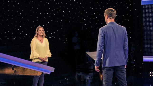 Moderator Alexander Bommes mit der Kandidatin Alina Eckhoff.