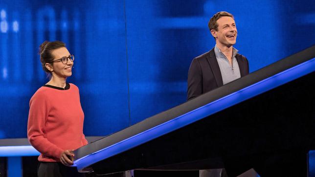 Bild: ARD/Uwe Ernst Moderator Alexander Bommes mit der Kandidatin Andrea Förster.