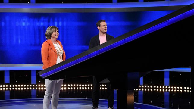 Bild: ARD/Uwe Ernst Moderator Alexander Bommes mit der Kandidatin Anke Wiegand.