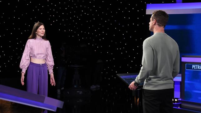Bild: ARD/Uwe Ernst Moderator Alexander Bommes mit der Kandidatin Anna Mironenko.