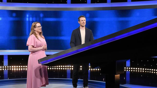 Bild: ARD/Uwe Ernst Moderator Alexander Bommes mit der Kandidatin Anna Wendel.