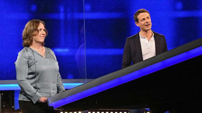 Bild: ARD/Uwe Ernst Moderator Alexander Bommes mit der Kandidatin Antonia Bartels.