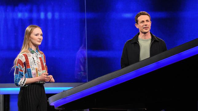 Bild: ARD/Uwe Ernst Moderator Alexander Bommes mit der Kandidatin Bianca Brendel.