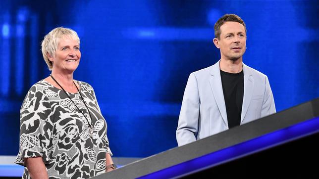 Bild: ARD/Uwe Ernst Moderator Alexander Bommes mit der Kandidatin Britta Bendixen.