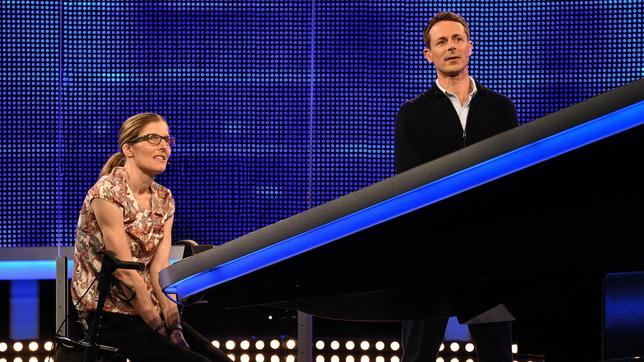 Bild: ARD/Uwe Ernst Moderator Alexander Bommes mit der Kandidatin Britta Melcher.