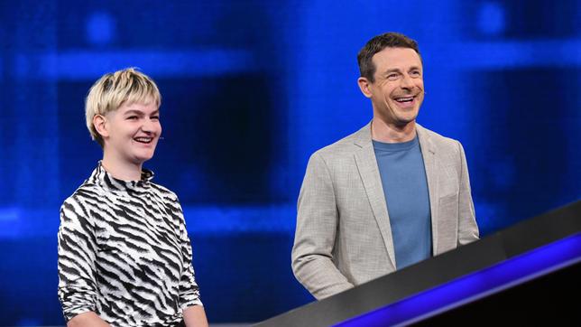 Moderator Alexander Bommes mit der Kandidatin Carlotta Dütz.