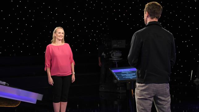 Bild: ARD/Uwe Ernst Moderator Alexander Bommes mit der Kandidatin Christina Jagar.