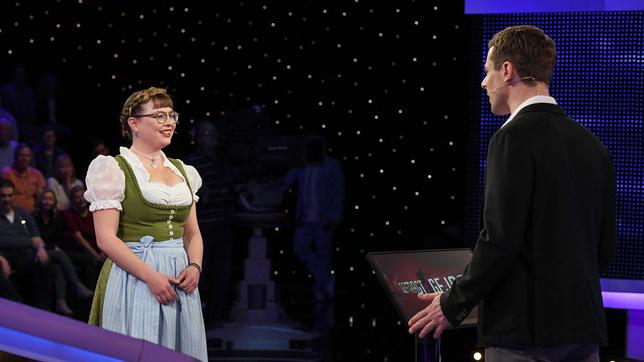 Bild: ARD/Uwe Ernst Moderator Alexander Bommes mit der Kandidatin Christina Mirlach.
