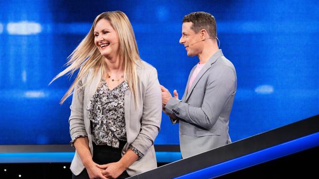 Bild: ARD/Markus Hertrich Moderator Alexander Bommes mit der Kandidatin Claudine Massard.
