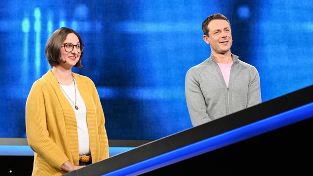 Bild: ARD/Uwe Ernst Moderator Alexander Bommes mit der Kandidatin Daniela Daus.