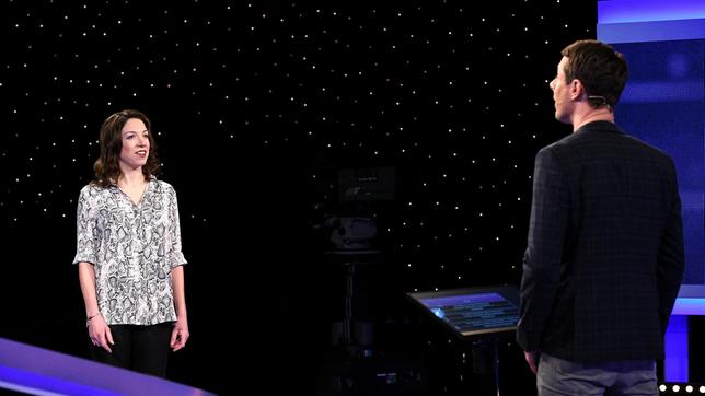 Bild: ARD/Uwe Ernst Moderator Alexander Bommes mit der Kandidatin Daniela Litman.