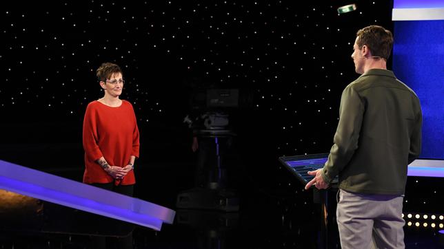 Bild: ARD/Uwe Ernst Moderator Alexander Bommes mit der Kandidatin Desiree Simon.