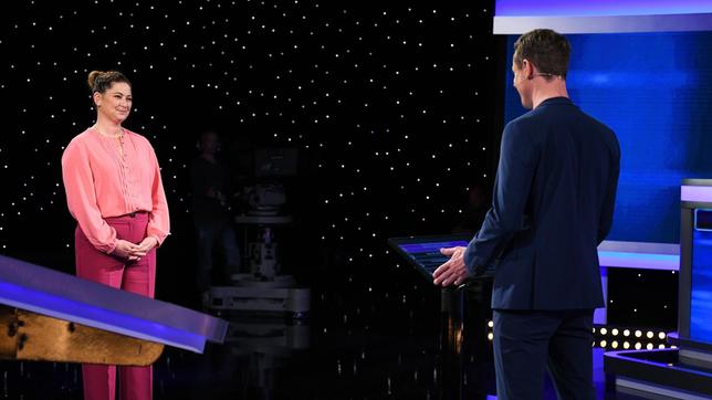 Bild: ARD/Uwe Ernst Moderator Alexander Bommes mit der Kandidatin Elena Ernst.