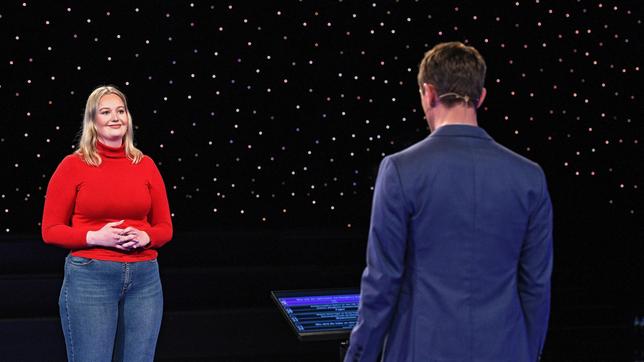 Bild: ARD/Uwe Ernst Moderator Alexander Bommes mit der Kandidatin Emma Röhrs.