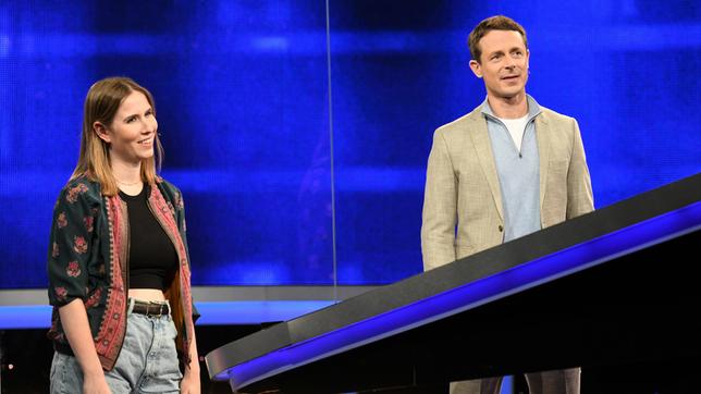 Bild: ARD/Uwe Ernst Moderator Alexander Bommes mit der Kandidatin Franziska Raab.