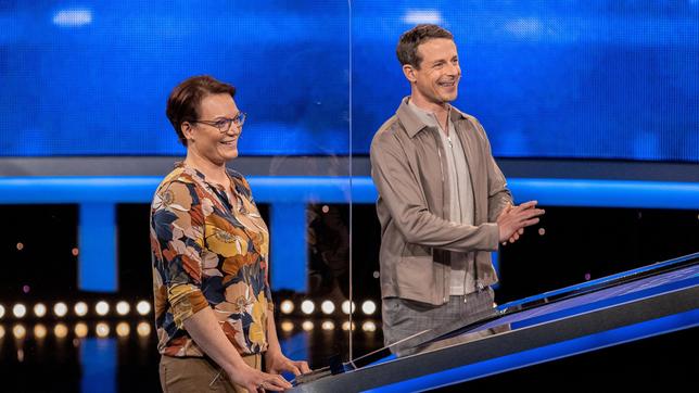 Bild: ARD/Arne Vollstedt Moderator Alexander Bommes mit der Kandidatin Franziska Struller.