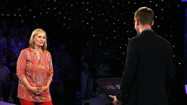 Bild: ARD/Uwe Ernst Moderator Alexander Bommes mit der Kandidatin Gabriele Zeller.