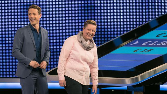 Bild: ARD/Uwe Ernst Moderator Alexander Bommes mit der Kandidatin Inga Lamprecht.