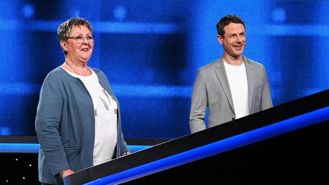 Moderator Alexander Bommes mit der Kandidatin Isolde Kunkel-Weber.