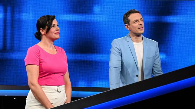 Bild: ARD/Uwe Ernst Moderator Alexander Bommes mit der Kandidatin Jelica Budic.