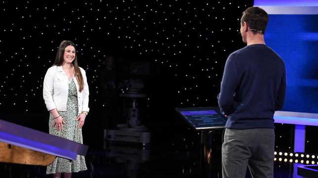 Bild: ARD/Uwe Ernst Moderator Alexander Bommes mit der Kandidatin Jennifer Wulf.