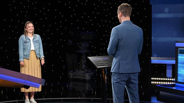 Bild: ARD/Uwe Ernst Moderator Alexander Bommes mit der Kandidatin Julia Bresch.