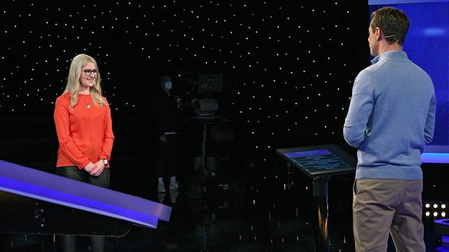 Bild: ARD/Uwe Ernst Moderator Alexander Bommes mit der Kandidatin Julia Brkic.