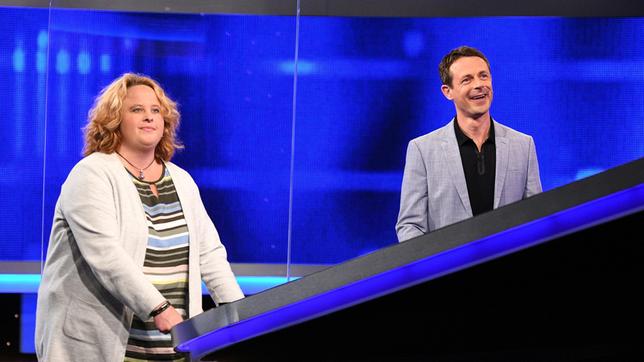 Bild: ARD/Uwe Ernst Moderator Alexander Bommes mit der Kandidatin Julia Brock.