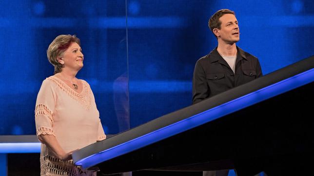 Bild: ARD/Uwe Ernst Moderator Alexander Bommes mit der Kandidatin Jutta Marks.