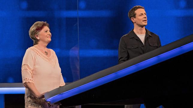 Moderator Alexander Bommes mit der Kandidatin Jutta Marks.