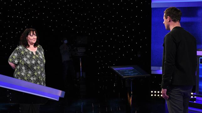 Bild: ARD/Uwe Ernst Moderator Alexander Bommes mit der Kandidatin Karin Fischer.