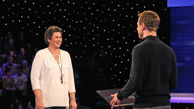 Moderator Alexander Bommes mit der Kandidatin Karin Lange.