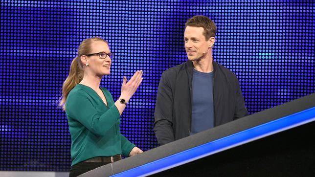 Moderator Alexander Bommes mit der Kandidatin Katja Müller.