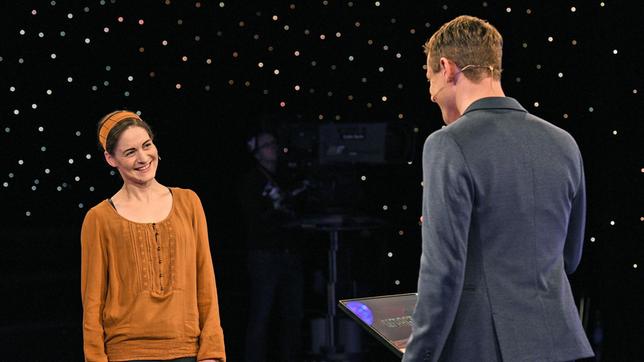 Bild: ARD/Uwe Ernst Moderator Alexander Bommes mit der Kandidatin Katrin Beckstein.