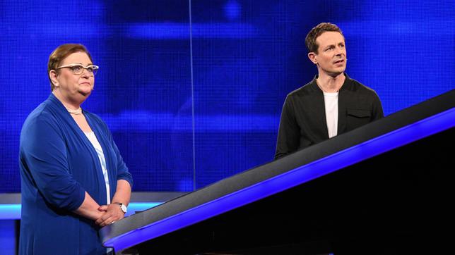 Bild: ARD/Uwe Ernst Moderator Alexander Bommes mit der Kandidatin Kirsten Weisensee.