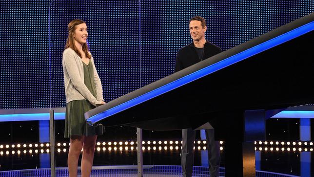 Moderator Alexander Bommes mit der Kandidatin Leonie Zell.