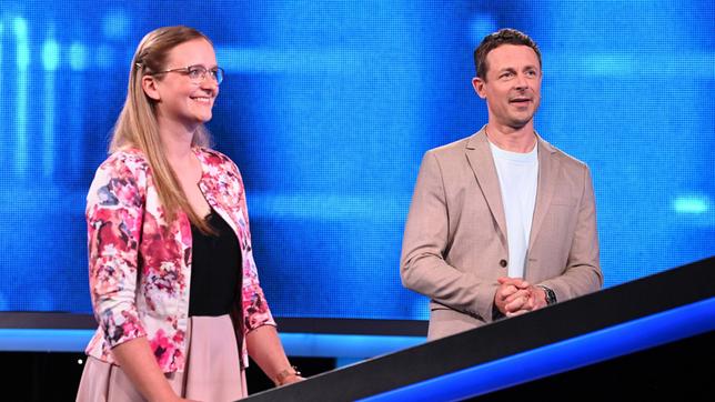Bild: ARD/Uwe Ernst Moderator Alexander Bommes (re.) mit der Kandidatin Lisa Gottwald (li.).