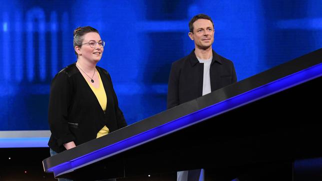 Bild: ARD/Uwe Ernst Moderator Alexander Bommes mit der Kandidatin Lynn Westenberg.