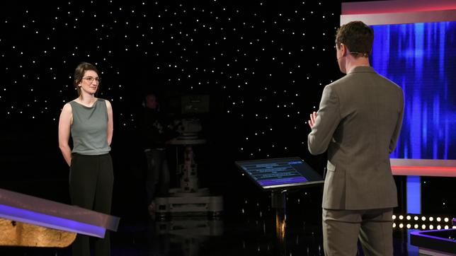 Bild: ARD/Uwe Ernst Moderator Alexander Bommes mit der Kandidatin Maria Ortwein.