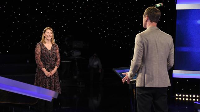 Moderator Alexander Bommes mit der Kandidatin Marianne Hackbart.