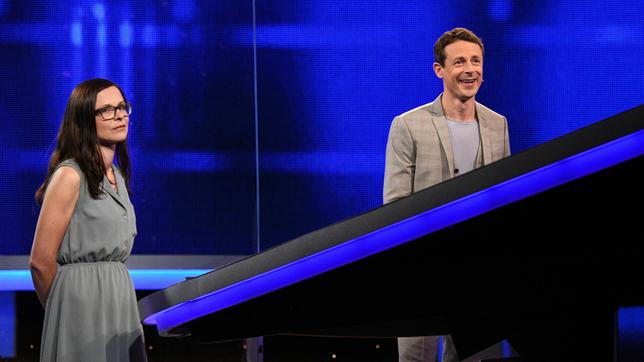 Bild: ARD/Uwe Ernst Moderator Alexander Bommes mit der Kandidatin Nadine Reck.