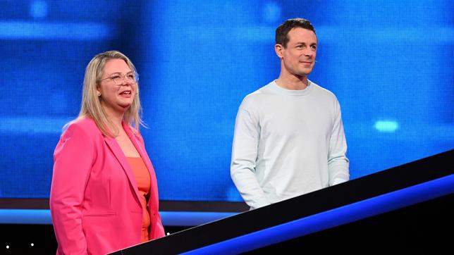 Moderator Alexander Bommes mit der Kandidatin Nadine Wackernah.