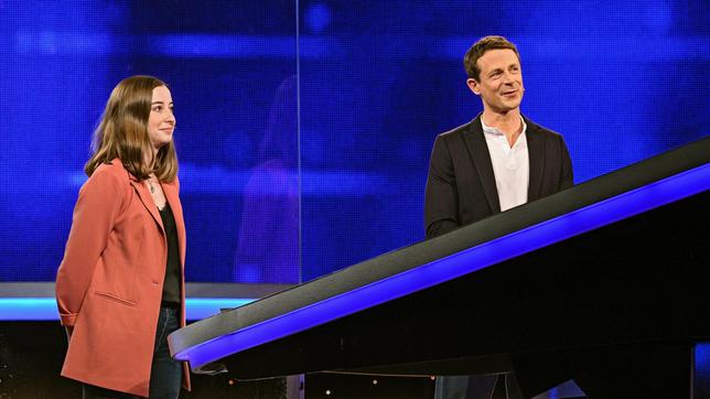 Bild: ARD/Uwe Ernst Moderator Alexander Bommes mit der Kandidatin Natascha Frickenhelm.