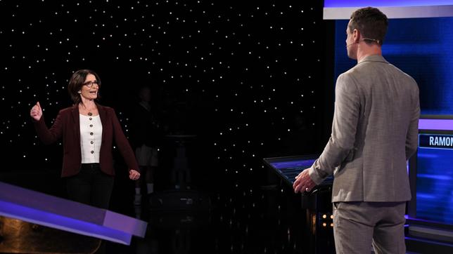 Bild: ARD/Uwe Ernst Moderator Alexander Bommes mit der Kandidatin Ramona Rothe.
