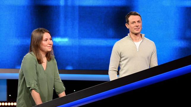 Moderator Alexander Bommes mit der Kandidatin Rebecca Stein.