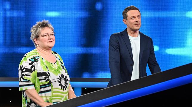 Bild: ARD/Uwe Ernst Moderator Alexander Bommes mit der Kandidatin Regine Fiedler.