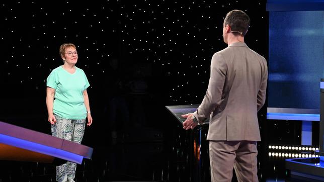 Moderator Alexander Bommes mit der Kandidatin Rosemarie Krahwinkel.