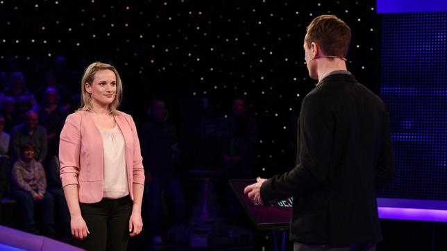 Bild: ARD/Uwe Ernst Moderator Alexander Bommes mit der Kandidatin Sindy Pantak.